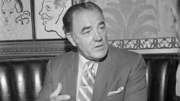 Louis L’Amour: "El único camino hacia el éxito es a través del trabajo duro y la perseverancia"