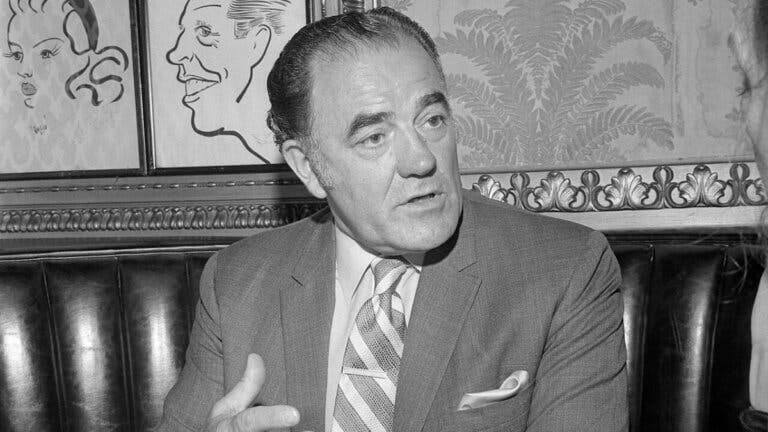 Louis L’Amour: "El único camino hacia el éxito es a través del trabajo duro y la perseverancia"