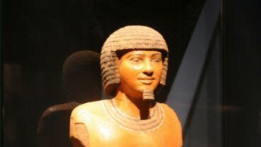 Enseñanzas de Ptahhotep: "La fuerza del hombre es su lengua: la palabra es más poderosa que cualquier pelea"