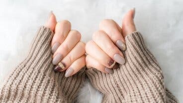 Manicura "chai latte": 6 diseños cálidos perfectos para el invierno