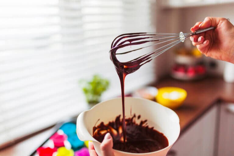 Cómo derretir chocolate sin que se queme o apelmace: 5 trucos que sí sirven