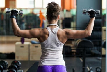 Bíceps, tríceps y hombro: 8 ejercicios anaeróbicos para retomar tu rutina de gimnasio
