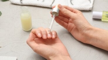 Uñas frágiles: los 6 hábitos que más las fortalecen en casa sin productos caros