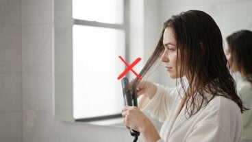 Los 5 hábitos de "cuidado del cabello" que realmente lo están maltratando