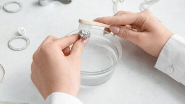 Cómo limpiar tus joyas con diamantes según expertos de la AGS