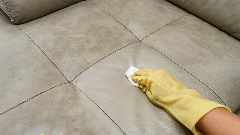 Cómo limpiar sillones de cuero sintético sin que se agrieten: 5 errores a evitar