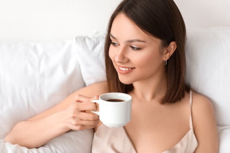 ¿Bajón después de comer? Cómo hacer una "coffee nap" que te dé energía para el resto del día
