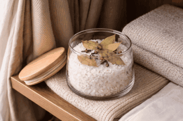 Olor a humedad en casa: la solución con sal, laurel y clavo que perfuma y deshumidifica sin esfuerzo