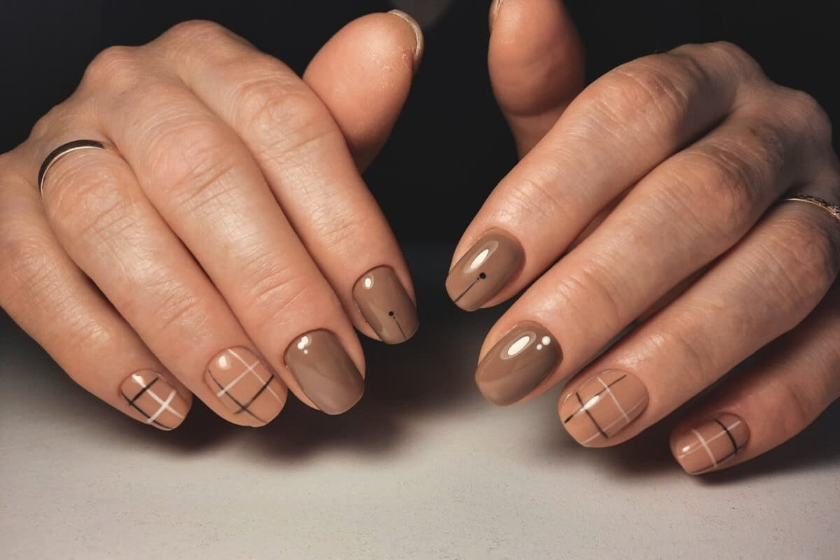 Uñas chai latte con microdiseño