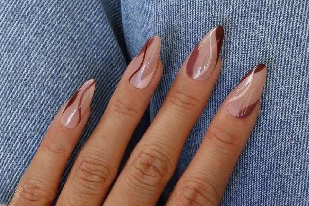 Uñas latte swirls