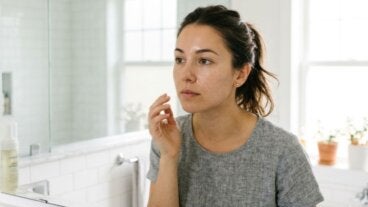 ¿Tu piel se ve grasosa y brillante al mediodía? Estos 5 ajustes rápidos te ayudarán a evitarlo