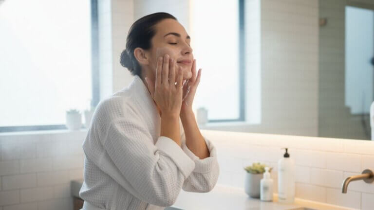 Cómo controlar el brillo graso del rostro con 6 trucos que sí ayudan