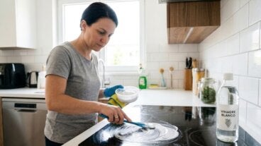 Cómo limpiar la estufa con bicarbonato y vinagre: el método profesional (sin mezclarlos)