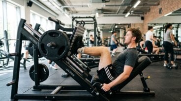 Piernas en el gimnasio para principiantes: 6 ejercicios básicos para comenzar sin complicarte