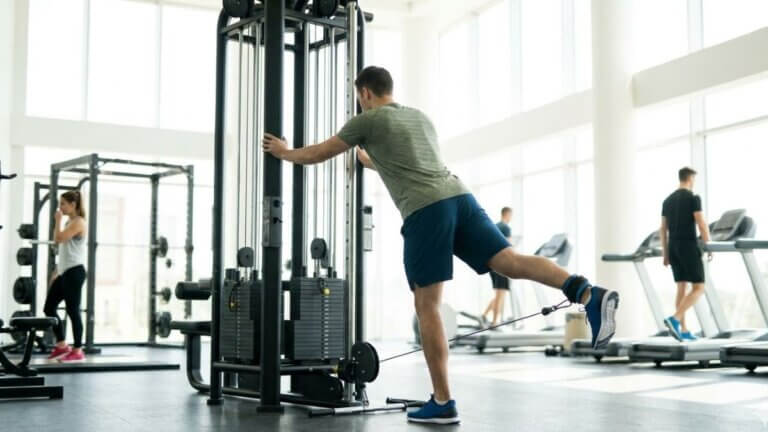 Patada de glúteos con polea