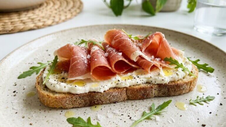 Queso crema y jamón serrano