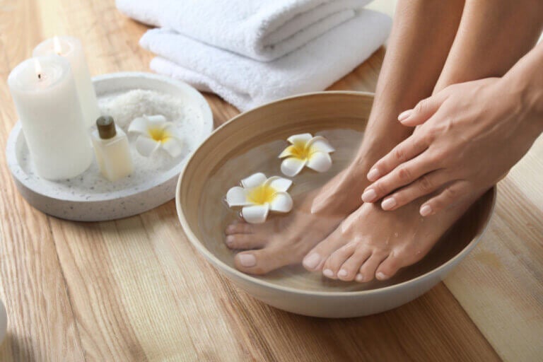 Cómo hacer un baño de pies relajante y sensorial en casa para cerrar tu día