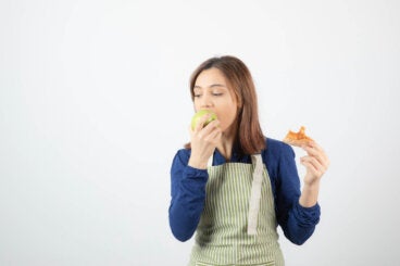 “Comer de pie no alimenta lo mismo”: ¿qué de cierto tiene?