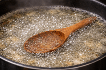 ¿Tus cucharas de madera están realmente limpias? Haz la prueba del agua hirviendo para descubrirlo