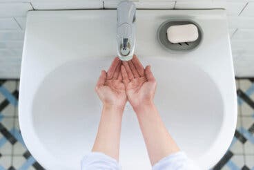 Desagüe lento en el lavabo: cómo desatascarlo sin químicos agresivos