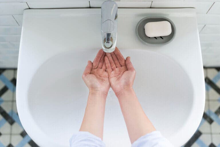 Desagüe lento en el lavabo: cómo desatascarlo sin químicos agresivos