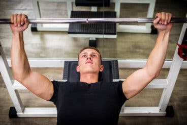 ¿Tu pecho no progresa? 6 fallos comunes al entrenarlo que frenan el progreso