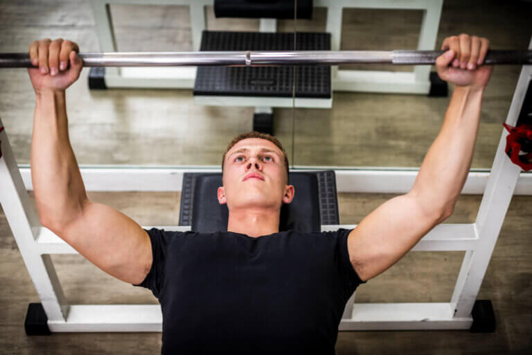 ¿Tu pecho no progresa? 6 fallos comunes al entrenarlo que frenan el progreso