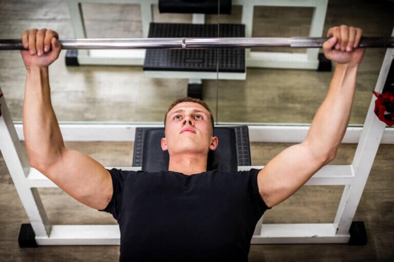¿Tu pecho no progresa? 6 fallos comunes al entrenarlo que frenan el progreso