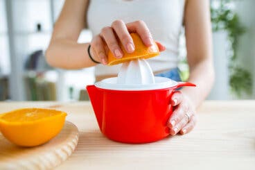 Cómo limpiar el exprimidor manual para que no queden restos pegados en las ranuras