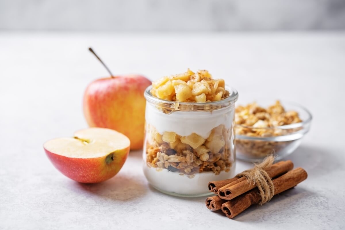 Parfait con granola, manzana y yogur