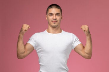 Si quieres que tus camisetas te queden mejor, estos 6 aspectos de tu entrenamiento importan mucho