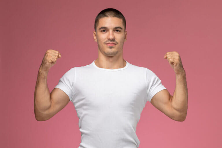 Si quieres que tus camisetas te queden mejor, estos 6 aspectos de tu entrenamiento importan mucho