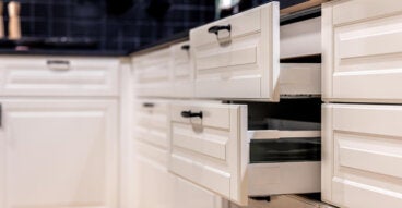 Cómo limpiar los carriles de las gavetas de la cocina y que rueden como nuevos