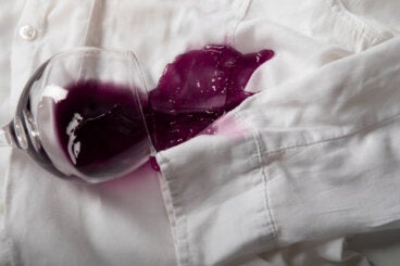 Qué hacer en los primeros 5 minutos si se derrama vino tinto en tu ropa