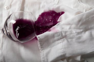 Qué hacer en los primeros 5 minutos si se derrama vino tinto en tu ropa