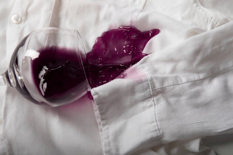 Qué hacer en los primeros 5 minutos si se derrama vino tinto en tu ropa