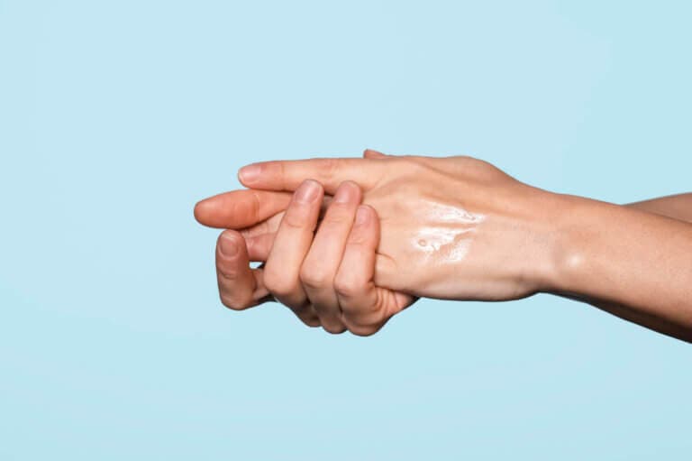¿Te sudan las manos en situaciones de estrés o ansiedad? 4 consejos para ayudar a controlarlo