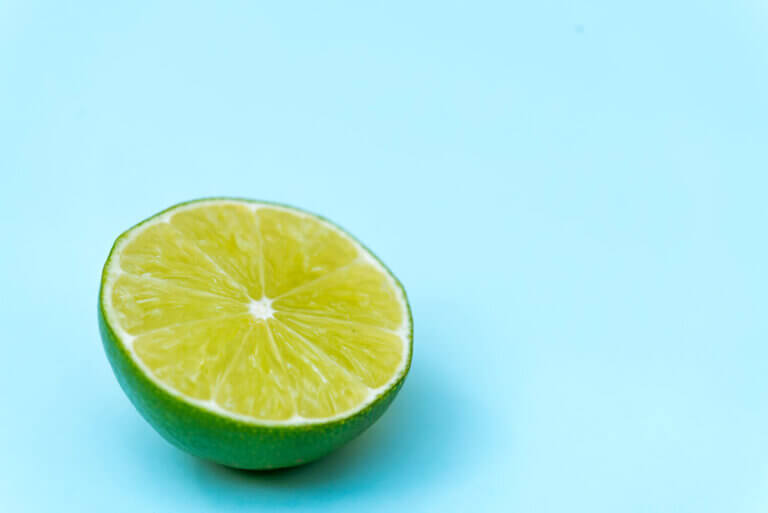 ¿Siempre te sobra medio limón? 6 formas fáciles de aprovecharlo antes de que se seque en la nevera