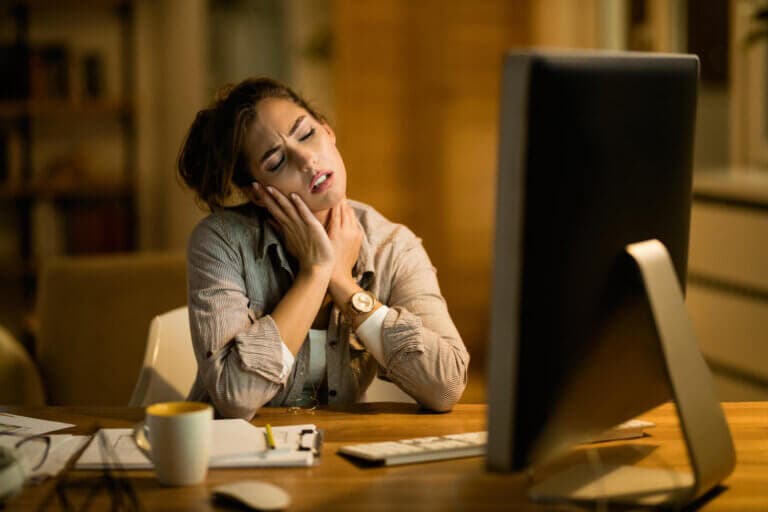 6 cosas que te hacen ver “derrotado” al final de la tarde y son fáciles de evitar