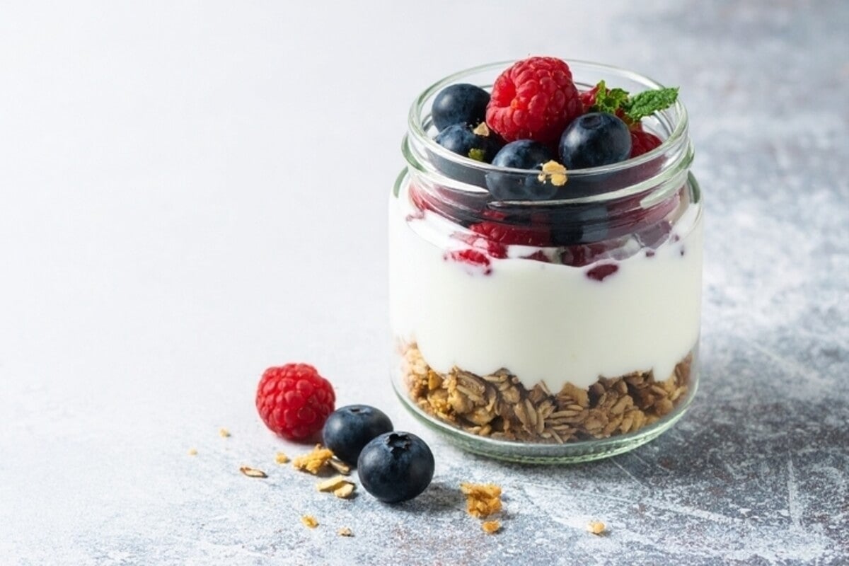 Parfait de frutos rojos con granola