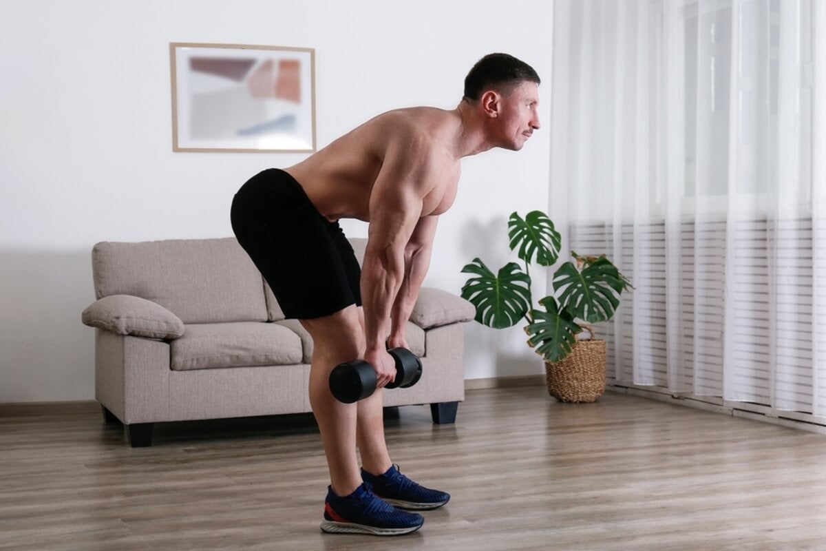 Peso muerto con mancuernas en casa