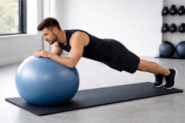 Abdominales de acero con una pelota de pilates: 4 ejercicios fáciles en casa