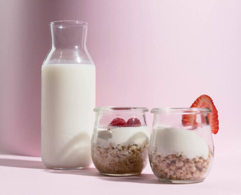 Yogur vs kéfir: ¿cuál deberías tomar por las mañanas?