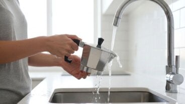 Cómo lavar tu cafetera italiana para que no agarre malos sabores con el tiempo