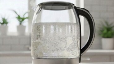 Cal pegada en el hervidor: así puedes quitar esos restos endurecidos