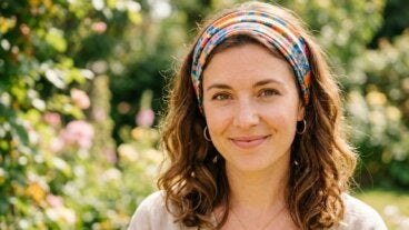 Cómo salvar un pelo rebelde con accesorios sin que se vea forzado