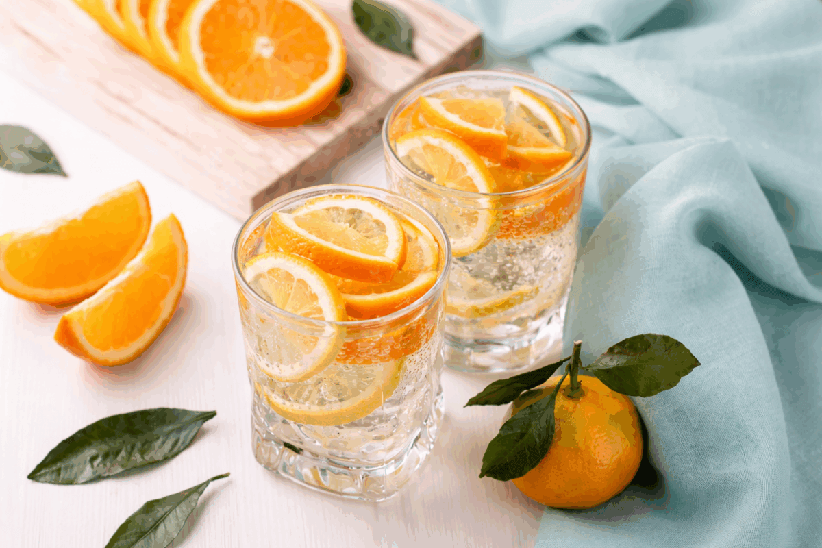 Agua con gas y rodajas de cítricos