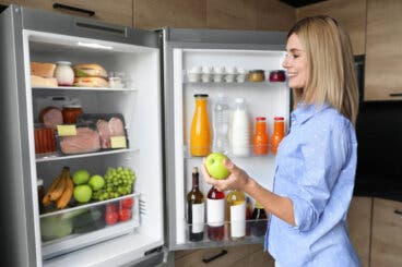 Los 7 alimentos que conviene poner delante en la nevera (se usan todos los días)