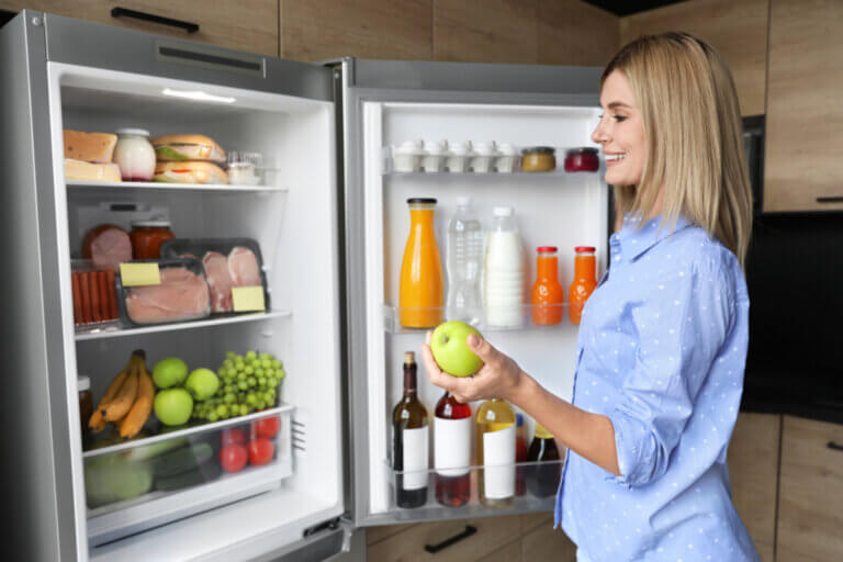 Los 7 alimentos que conviene poner delante en la nevera (se usan todos los días)