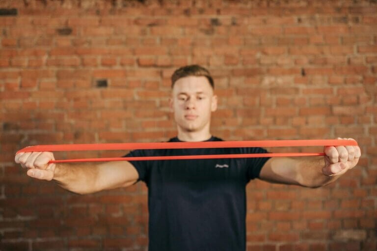 ¿Entrenas en casa y siempre acabas haciendo lo mismo? 5 accesorios baratos que dan más juego a tu rutina